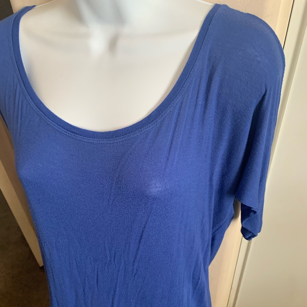 🎟️3x$10🎟️ Blue short sleeve top with deep scoop neckline size M